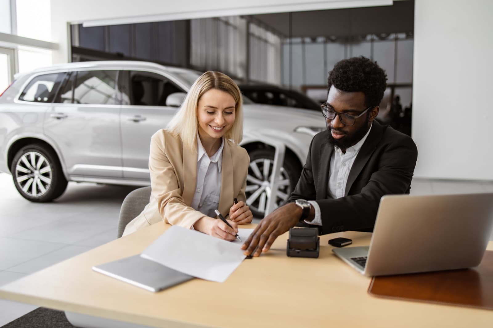 Cliente finalisant l'achat de son véhicule